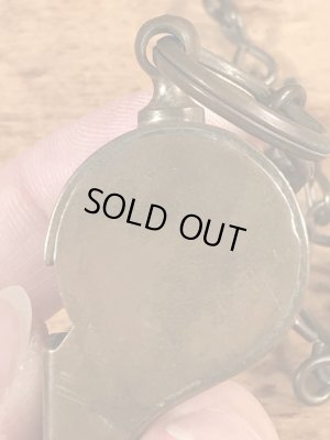 チェーンが付いたミリタリー物の真鍮製のヴィンテージホイッスル