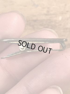 クロスの模様が描かれたブラス製のヴィンテージクリップ