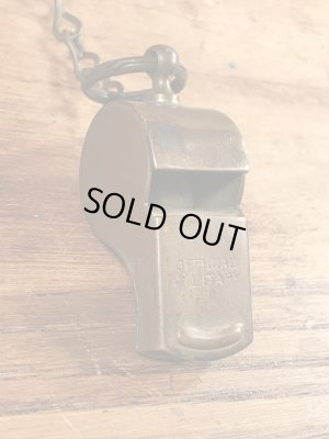 チェーンが付いたミリタリー物の真鍮製のヴィンテージホイッスル