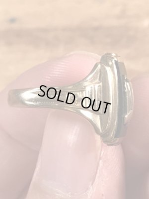 1943年のゴールドのビンテージカレッジリング