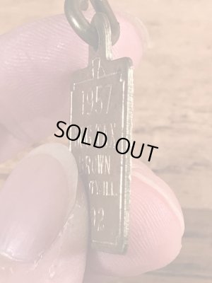 Dog Taxの真鍮製のビンテージドッグタグ