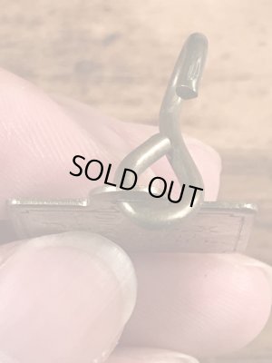 Dog Taxの真鍮製のビンテージドッグタグ