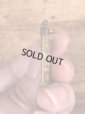 Dog Taxの真鍮製のビンテージドッグタグ