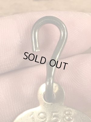 Dog Taxの真鍮製のビンテージドッグタグ