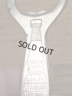 スタンダードビールのボトルが描かれたビンテージ栓抜き