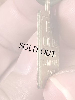 Dog Taxの真鍮製のビンテージドッグタグ