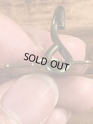 Dog Taxの真鍮製のビンテージドッグタグ