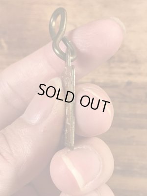 Dog Taxの真鍮製のビンテージドッグタグ