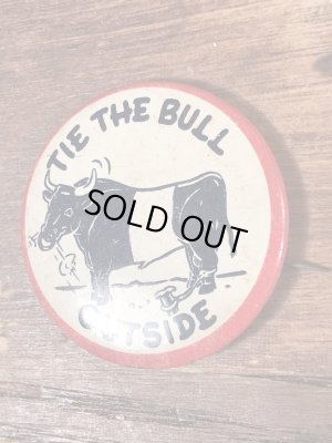 Tie The Bull Outsideのメッセージが書かれたヴィンテージ缶バッチ