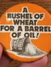 A Bushel Of Wheat For A Barrel Of Oil!のメッセージが書かれたビンテージ缶バッジ