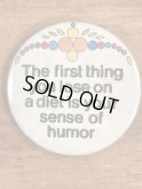 “The First Thing You Lose On A Diet Is Your Sense Of Humor” Message Pin Back　メッセージ　ビンテージ　缶バッジ　70〜80年代