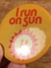I Run On Sunのメッセージが書かれたヴィンテージ缶バッ