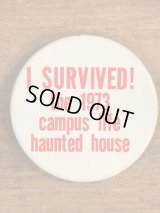 “I Survived! The 1973 Campus Life Haunted House” Pin Back　メッセージ　ビンテージ　缶バッジ　70〜80年代