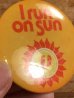 I Run On Sunのメッセージが書かれたビンテージ缶バッジ