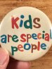 Kids Are Special Peopleのメッセージが書かれたビンテージ缶バッジ
