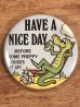 Have A Nice Dayのメッセージとワニのキャラクターが描かれたビンテージ缶バッジ