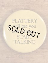 “Flattery Will Get You Everywhere...Start Talking” Pin Back　メッセージ　ビンテージ　缶バッジ　70〜80年代