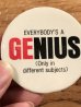 Everybody's A Geniusのメッセージが書かれたビンテージ缶バッジ