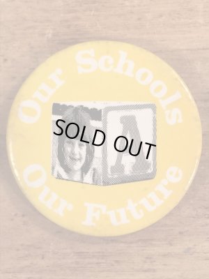 Our Schools Our Futureのメッセージが書かれたビンテージ缶バッジ