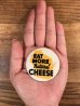 ウィスコンシン州とEat More Natural Cheeseのメッセージが書かれたビンテージ缶バッジ