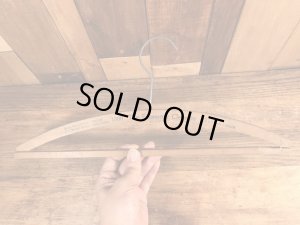 アメリカのクリーニング店で使用されていたビンテージ木製ハンガー