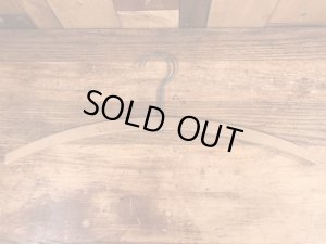 アメリカのクリーニング店で使用されていたアンティークの木製ハンガー