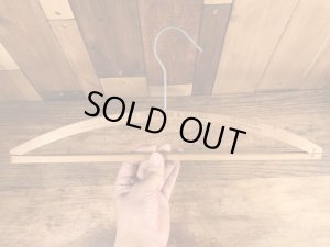 アメリカのクリーニング店で使用されていたビンテージ木製ハンガー