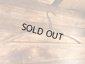 アメリカのクリーニング店で使用されていたビンテージ木製ハンガー