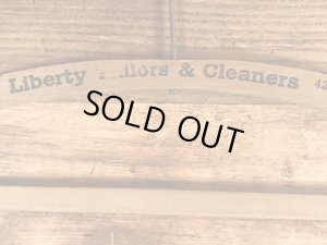 アメリカのクリーニング店で使用されていたビンテージ木製ハンガー