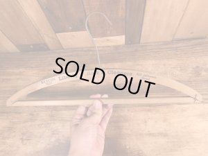 アメリカのクリーニング店で使用されていたビンテージ木製ハンガー