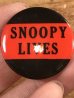 スヌーピーの“Snoopy Lives”のメッセージが書かれたビンテージ缶バッジ