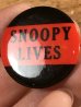 スヌーピーの“Snoopy Lives”のメッセージが書かれたヴィンテージ缶バッチ
