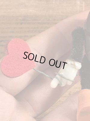 カリフォルニアレーズンのハートを持ったビンテージオーナメントドール