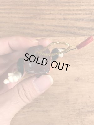 カリフォルニアレーズンのハートを持ったビンテージオーナメントドール