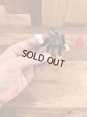 カリフォルニアレーズンのハートを持ったビンテージオーナメントドール