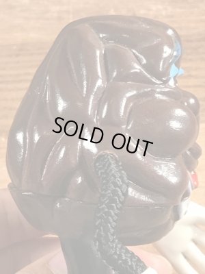 カリフォルニアレーズンに似たビニール製のビンテージドール