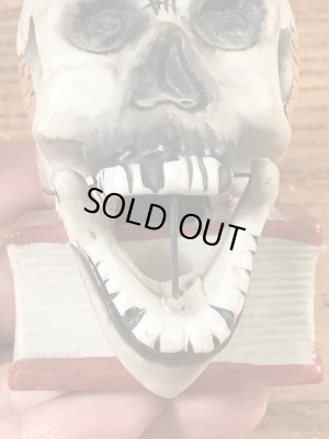 陶器製のスカルオンブックのヴィンテージマッチホルダー