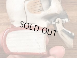 陶器製のスカルオンブックのヴィンテージマッチホルダー