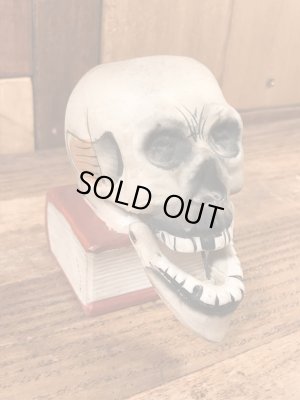 スカルオンブックの顎揺れするビンテージマッチホルダー