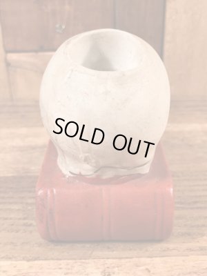 陶器製のスカルオンブックのヴィンテージマッチホルダー