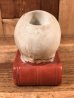 陶器製のスカルオンブックのヴィンテージマッチホルダー
