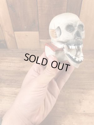 陶器製のスカルオンブックのヴィンテージマッチホルダー