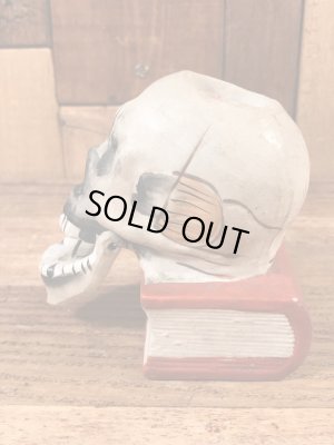 陶器製のスカルオンブックのヴィンテージマッチホルダー