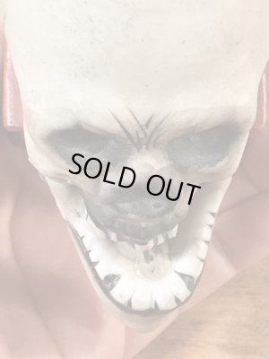 陶器製のスカルオンブックのヴィンテージマッチホルダー