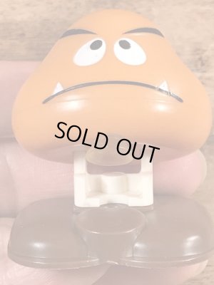 スーパーマリオブラザーズのクリボーのビンテージミールトイ