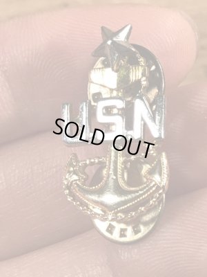 ミリタリー物のUSNのビンテージピンバッジ
