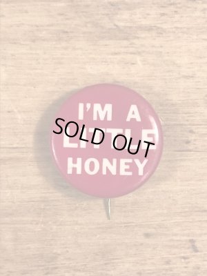 I'm A Little Honeyのメッセージが書かれたビンテージ缶バッジ