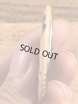 Will I Do In A Clinch?のメッセージが書かれたビンテージ缶バッジ