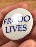 Frodo Livesのメッセージが書かれたヴィンテージ缶バッチ