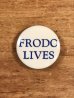 Frodo Livesのメッセージが書かれたビンテージ缶バッジ